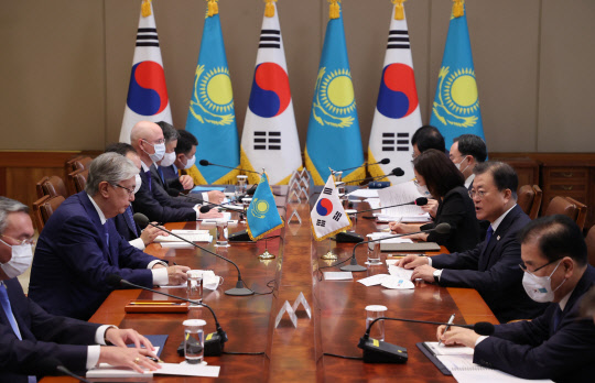 17일 청와대에서 진행된 한-카자흐스탄 정상회담에서 문재인 대통령이 인사말을 하고 있다. 연합뉴스.